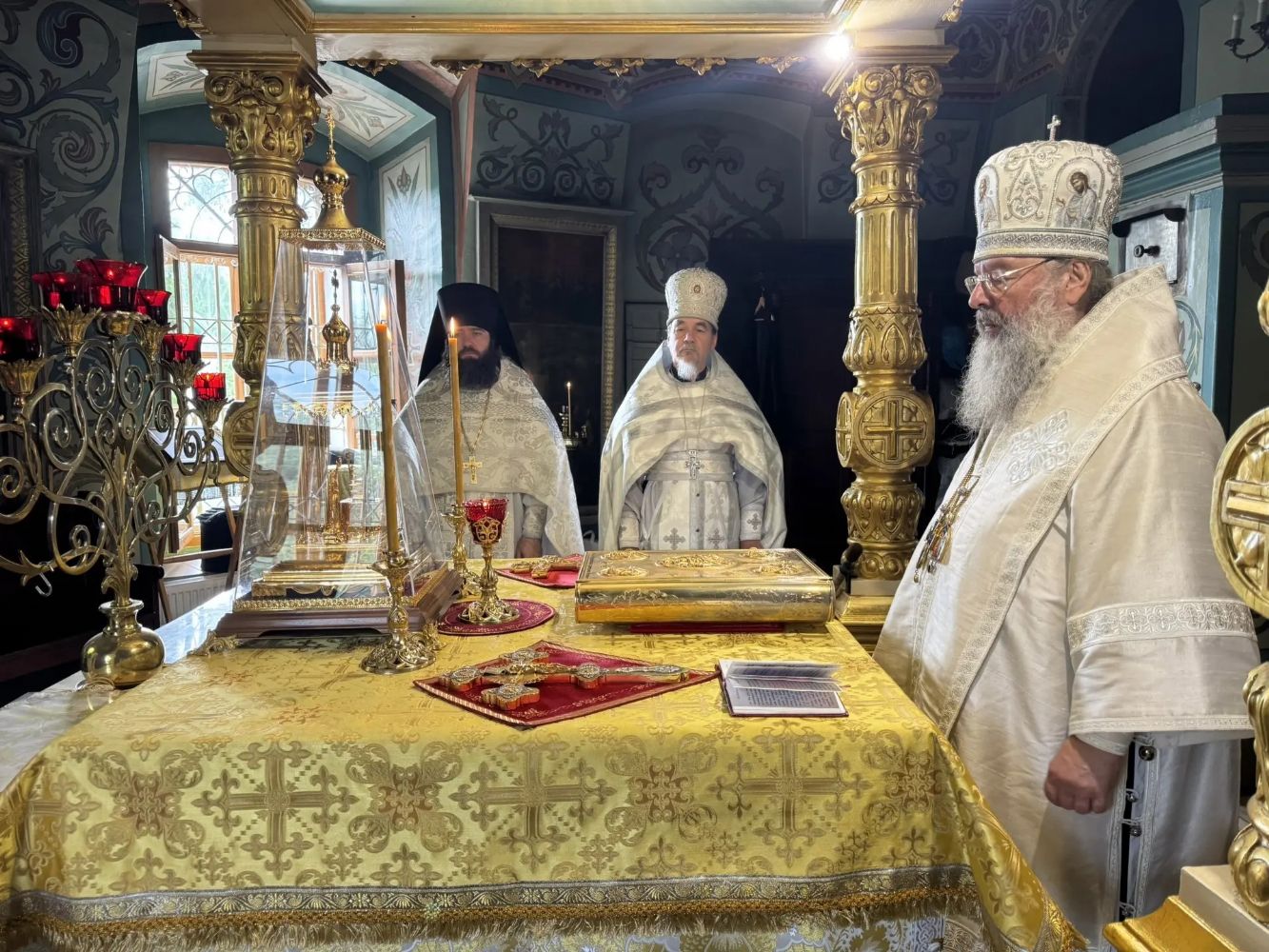 Митрополит Кирилл совершил Литургию в Троицком храме села Арбузово Владимирской области
