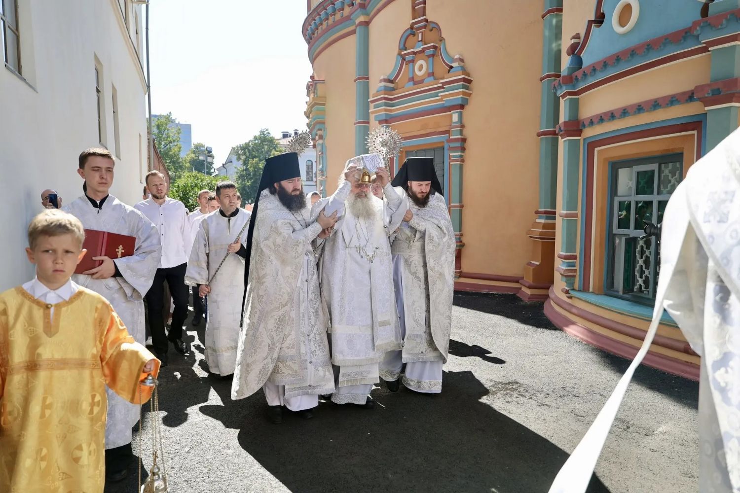 Митрополит Кирилл и епископ Мефодий совершили великое освящение Сретенского храма Петропавловского собора города Казани