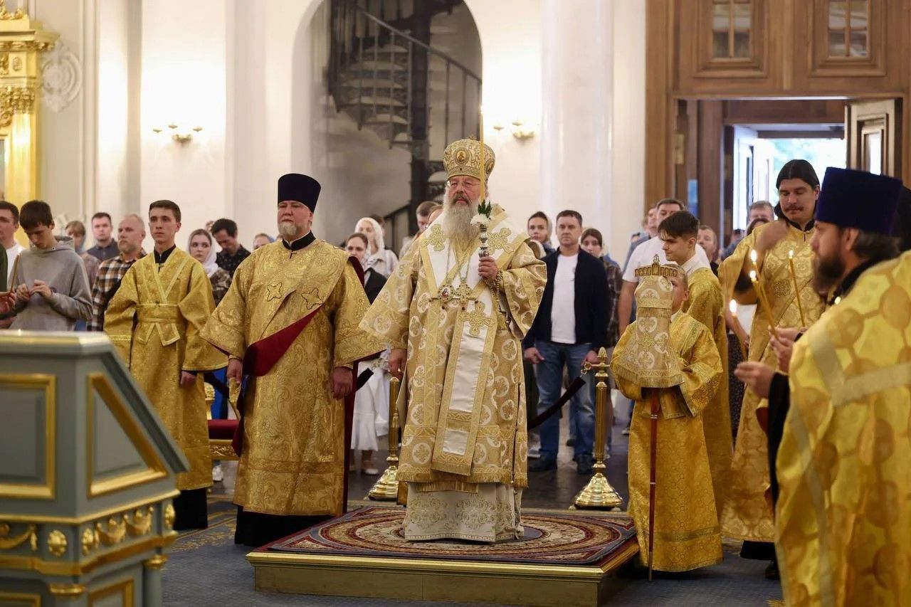 В канун Недели 7-й по Пятидесятнице митрополит Кирилл совершил всенощное бдение в Казанском кафедральном соборе