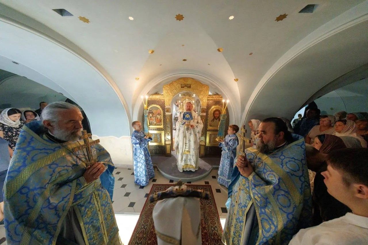 Митрополит Кирилл совершил Литургию в Пещерном храме Казанского кафедрального собора