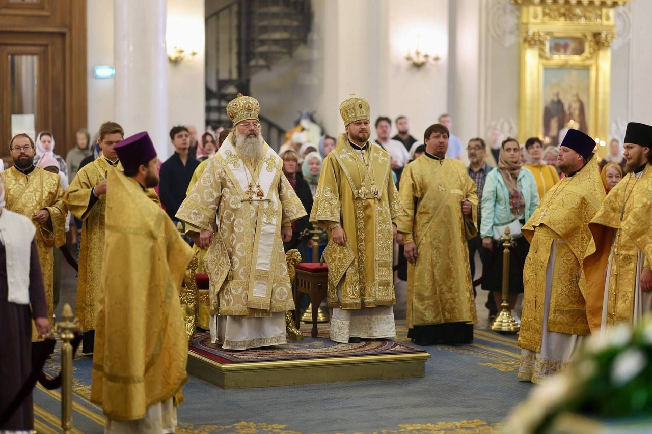 В Неделю 11-ю по Пятидесятнице митрополит Кирилл и епископ Леонид совершили Литургию в Казанском Богородицком монастыре