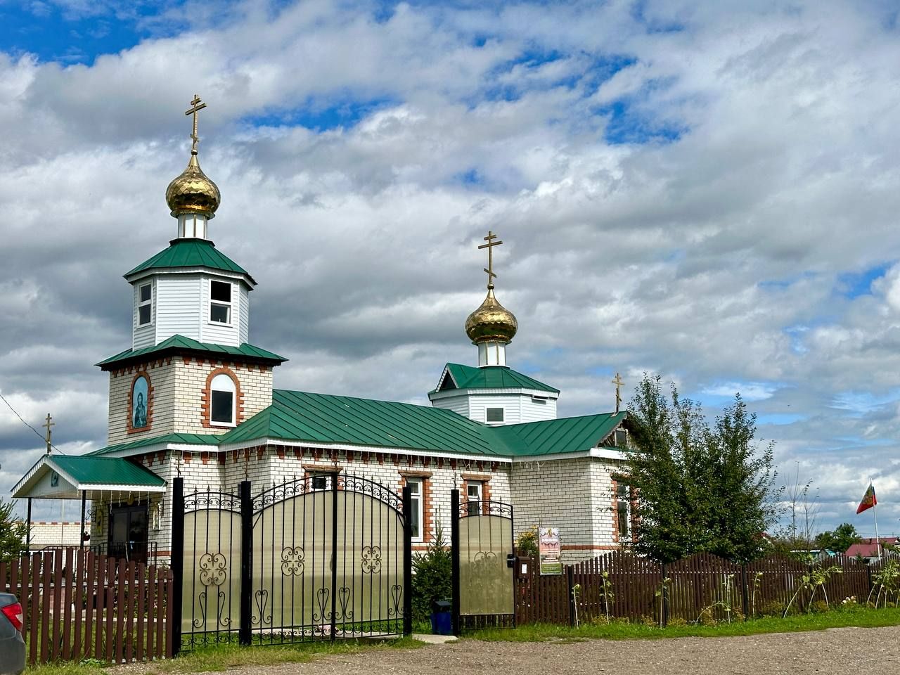 В праздник Успения Божией Матери на Иоанновский храм в селе Бишево были установлены новые купола и кресты