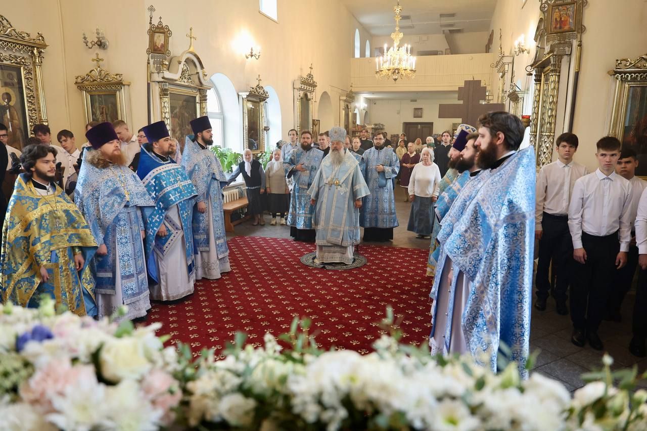 В День знаний митрополит Кирилл совершил Литургию в семинарском храме праведного Иоанна Кронштадтского