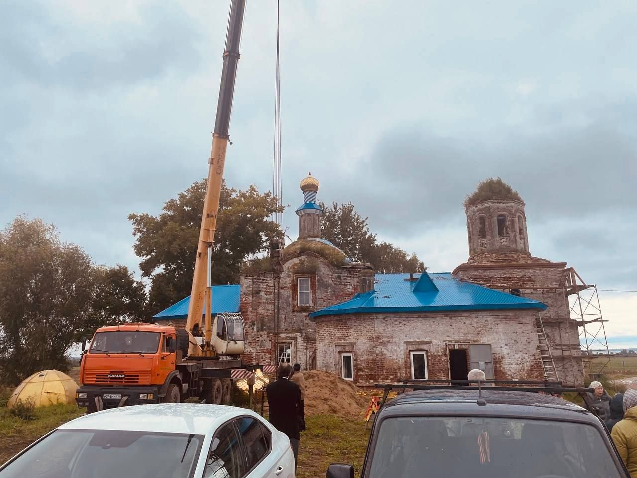 На возрождающийся Покровский храм в селе Гремячка установлены купола и кресты