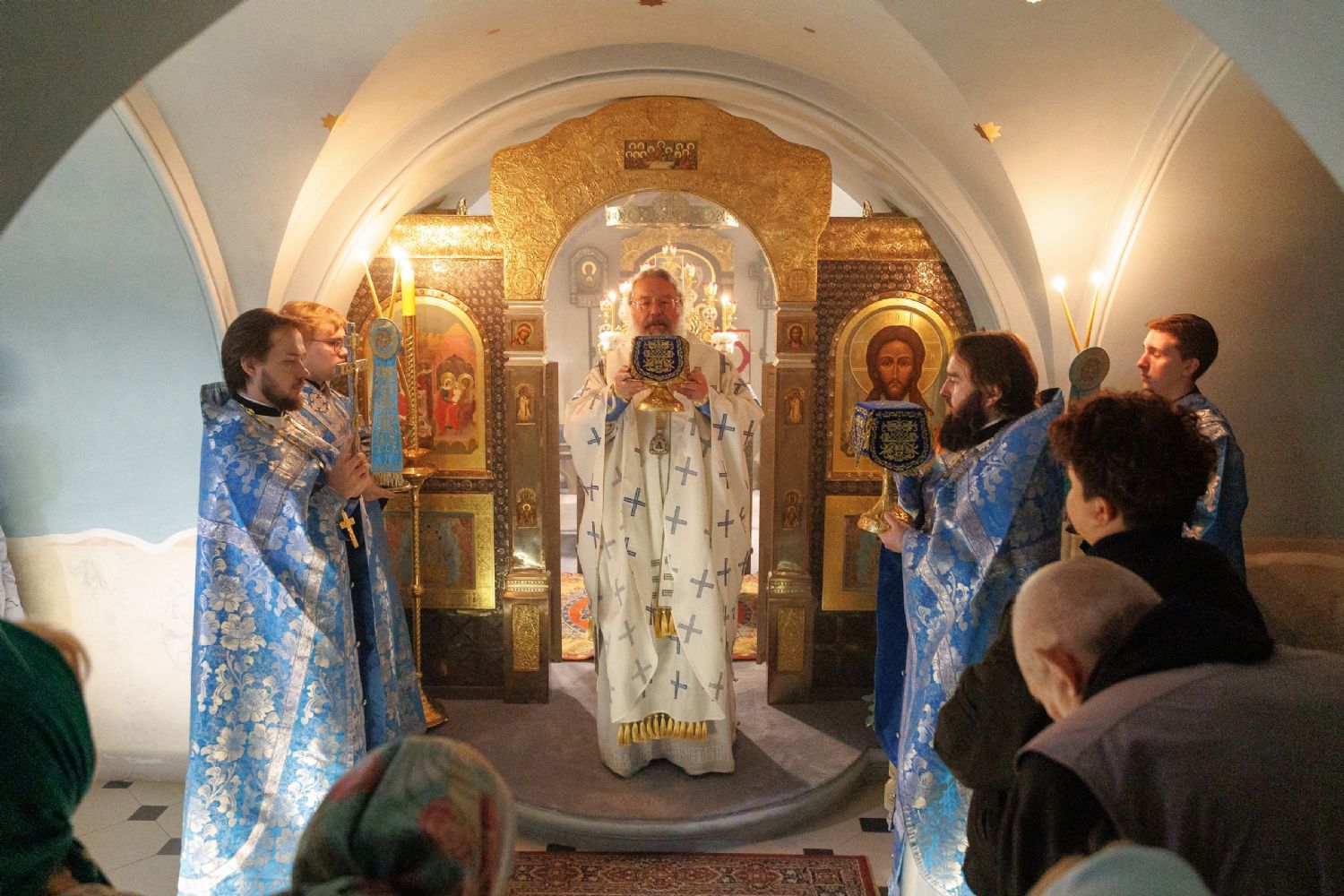 В день попразднства Рождества Пресвятой Богородицы митрополит Кирилл совершил Литургию в Пещерном храме Казанского собора