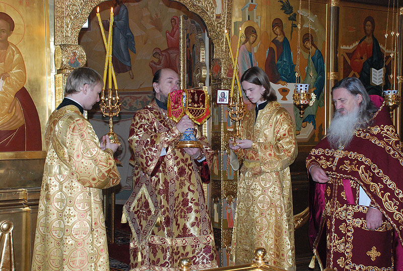 Архиепископ Анастасий совершил богослужения в честь собора архистратига Божия Михаила