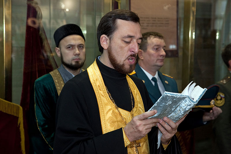 Клирик епархии освятил знамя казанских пожарных (фото)