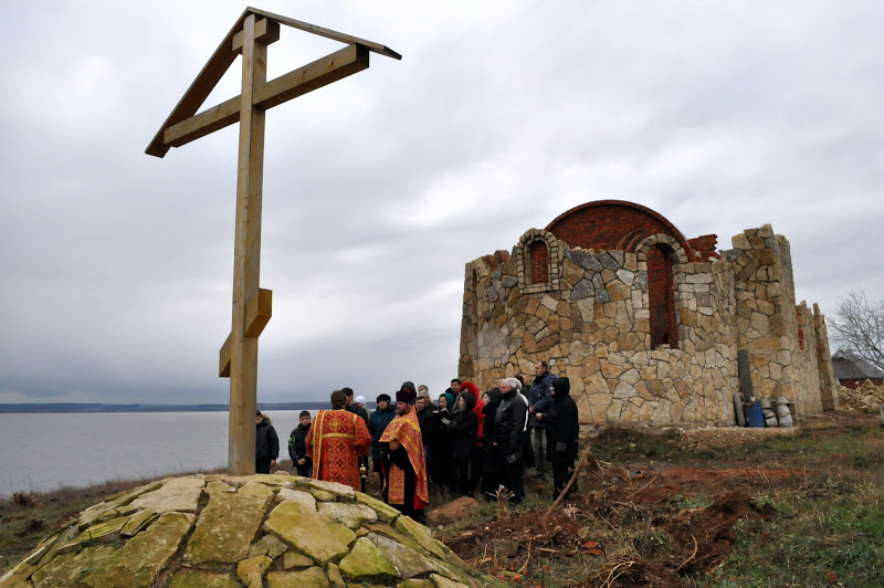 В с. Икское Устье помолились у стен строящегося храма (фото)