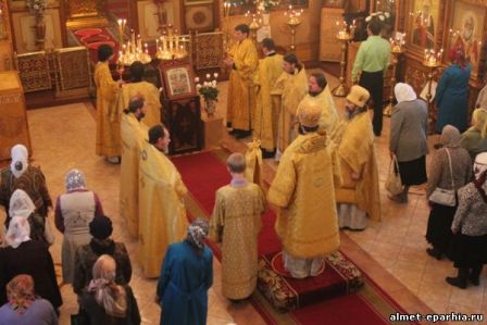 Епископ Мефодий возглавил праздничное богослужение собора святых земли Казанской в храме Святой Троицы г.Лениногорск (фото)