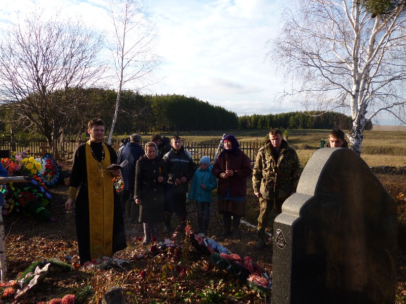 Сотрудник Отдела по взаимодействию с вооруженными силами совершил поминовение воинов, погибших в Северокавказском регионе (фото)