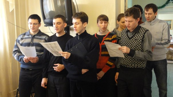 Молодежь Свято-Вознесенского Архиерейского подворья поздравила бездомных с праздником (фото)
