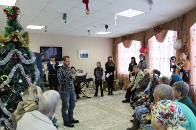 Православная молодежь Елабуги поздравила пожилых людей с Рождеством (фото)