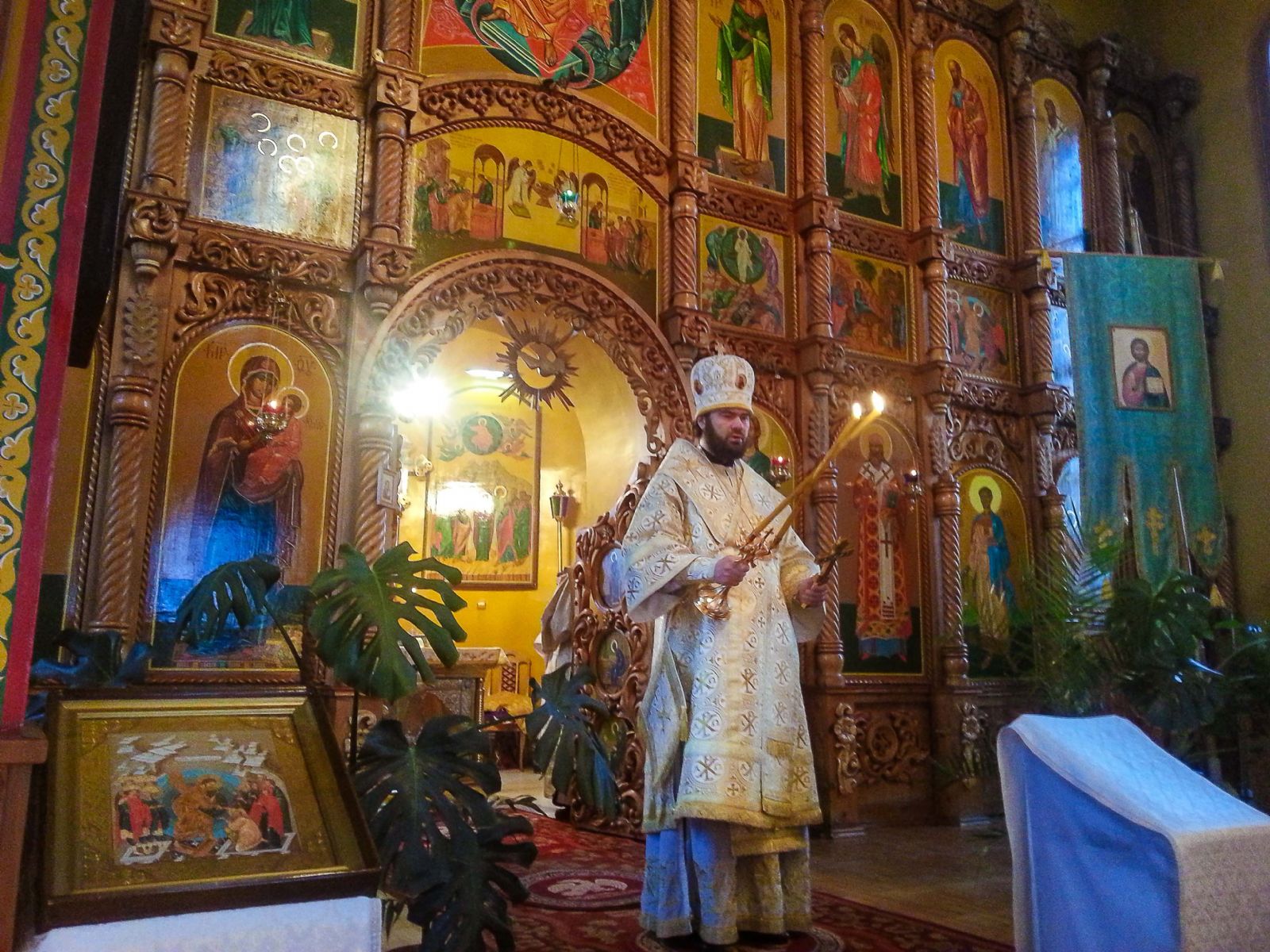 Епископ Мефодий совершил Божественную литургию в храме Петра и Павла г. Альметьевск (фото)