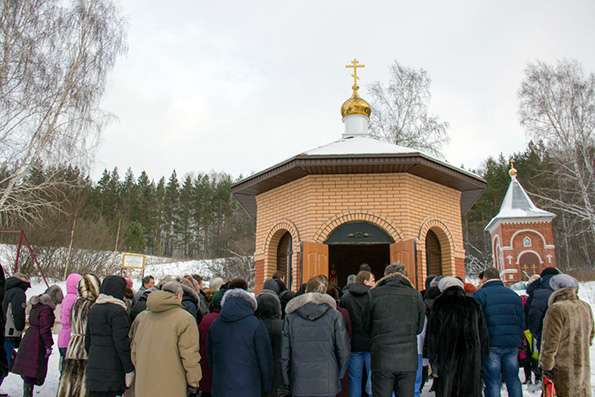 У источника в честь Параскевы Пятницы состоялось освящение новой часовни-купели