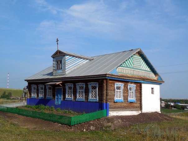 Первая служба в восстановленном после пожара молельном доме с. Ленино