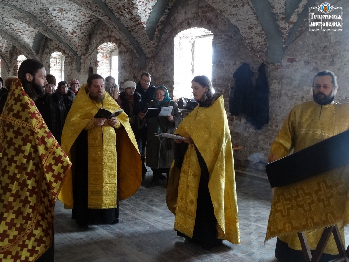 В Духосошественском храме г. Казани был совершен молебен священномученику Харалампию, епископу Магнезийскому (фото)