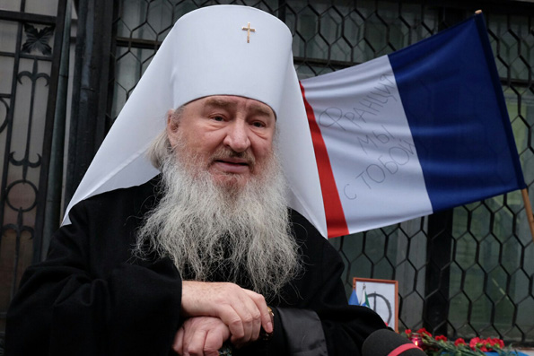 Митрополит Феофан возложил цветы у казанского Международного центра французского языка и культуры в память о погибших в терактах в Париже