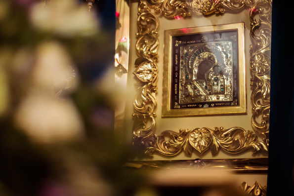 «Пресвятая Богородица, возроди веру в сердцах наших, утоли печали наши, ниспошли нам благодатную помощь Божию»