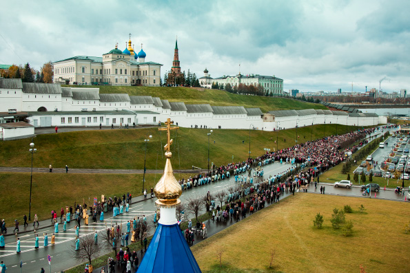 В праздник Казанской иконы Божией Матери митрополит Феофан возглавил Литургию в Казанском кремле и крестный ход к месту обретения святыни