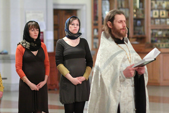 Школа для беременных приглашает на еженедельные молебны