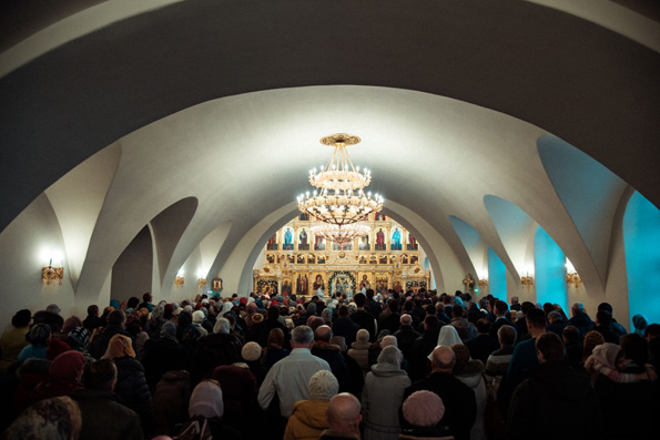 Молящиеся в храме