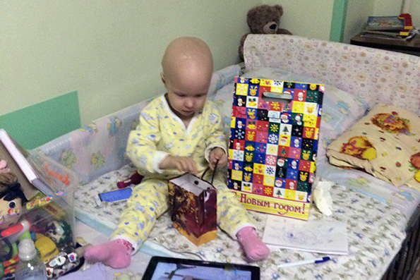 Священник поздравил больных онкологического отделения ДРКБ с наступающими праздниками