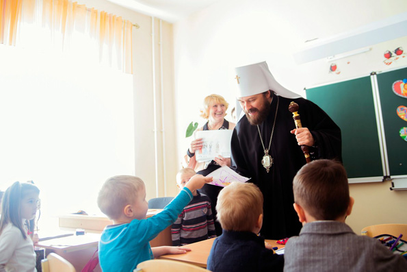 Митрополит Иларион с детьми