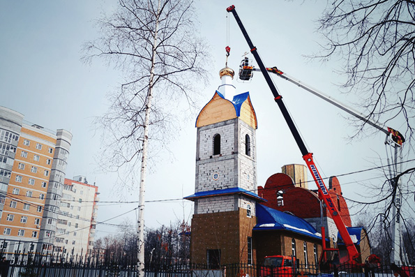 На колокольню зеленодольского храма установили купол