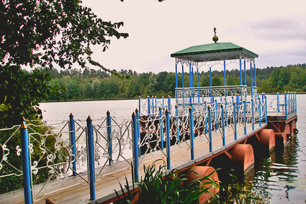 Плавучая беседка на Раифском озере