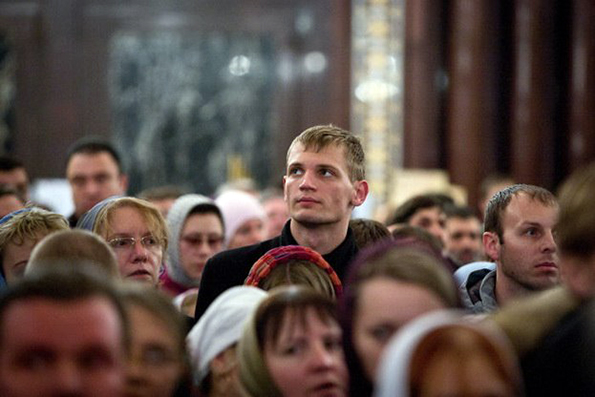 Молодой человек в храме