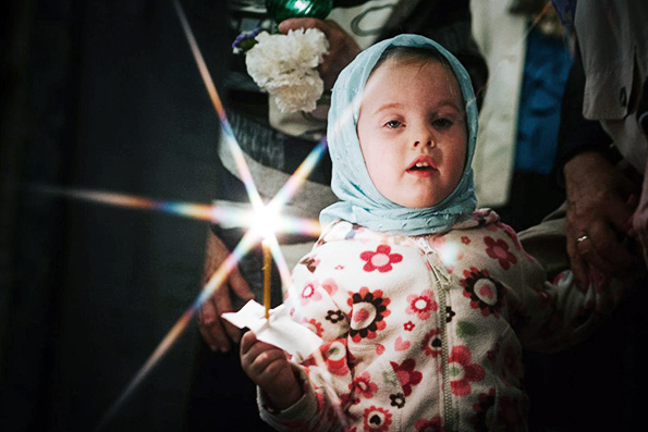 Дети в храме. Духовное воспитание. Девочка со свечкой