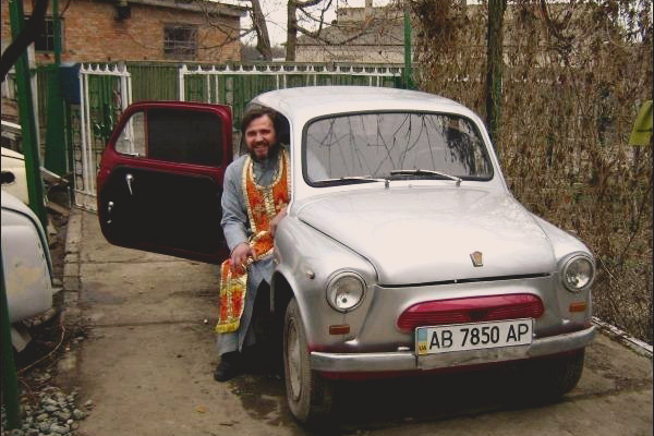 Попы на мерседесах, или как быть, если батюшка — хуже нас