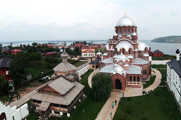 В храмах митрополии отслужены панихиды по жертвам политических репрессий
