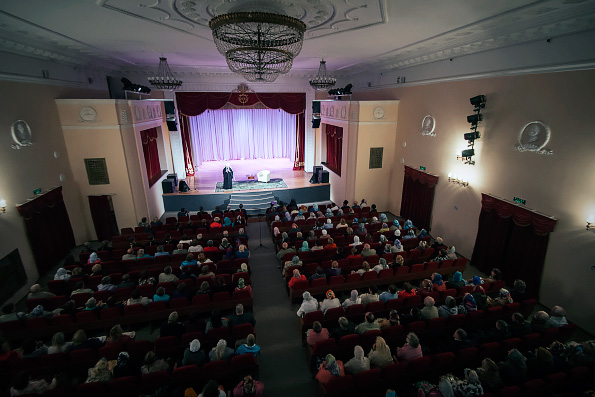 В ходе посещения Зеленодольского благочиния состоялась встреча митрополита Феофана с прихожанами местных храмов