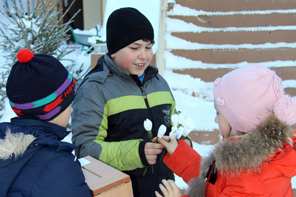 Ученики воскресной школы провели благотворительную акцию «Белый цветок»