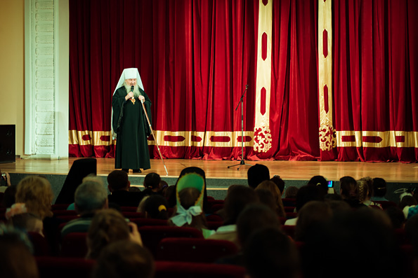 Митрополит Феофан посетил детский праздник «Рождественская радость» в Зеленодольске