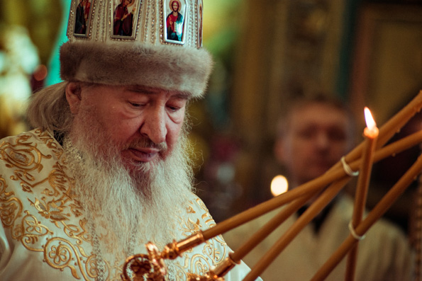 В Рождественский сочельник митрополит Феофан совершил богослужение в Никольском кафедральном соборе Казани