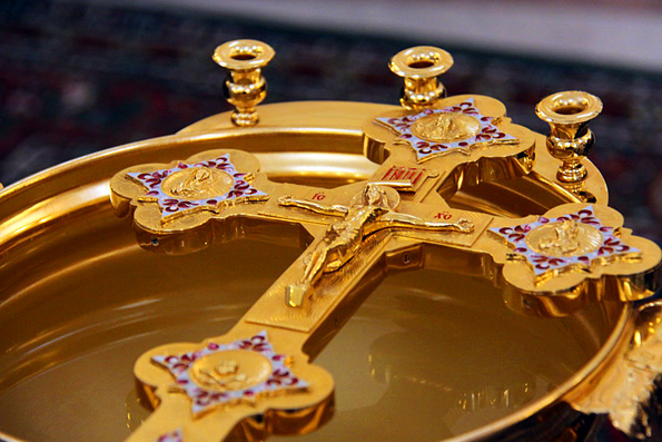 Священник совершил чин освящения воды в онкологическом диспансере