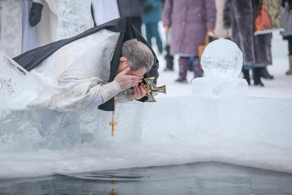 Освящение воды на водном источнике в день Крещения Господня