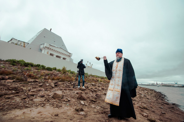 В день памяти воинов, погибших при взятии Казани, секретарь Казанской епархии возглавил поминальное богослужение у храма-памятника на реке Казанке