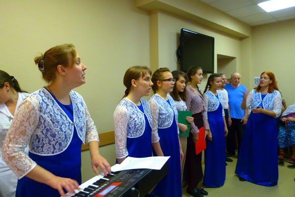 Учащиеся казанской воскресной школы «Лествица» посетили с концертом госпиталь для ветеранов войн