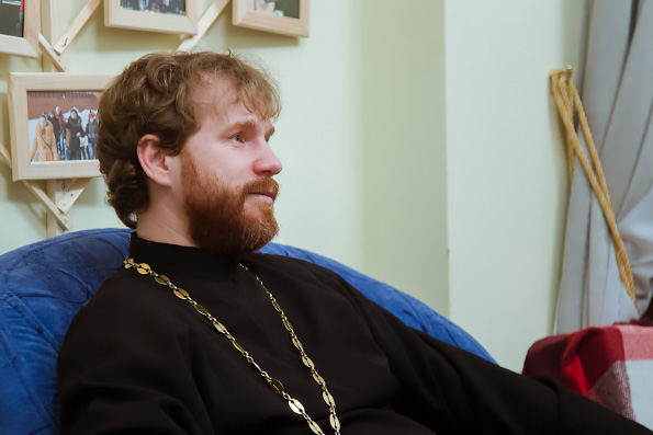 В казанском молодежном клубе «Азбука» состоялась беседа со священником, посвященная теме работы со слабослышащими людьми