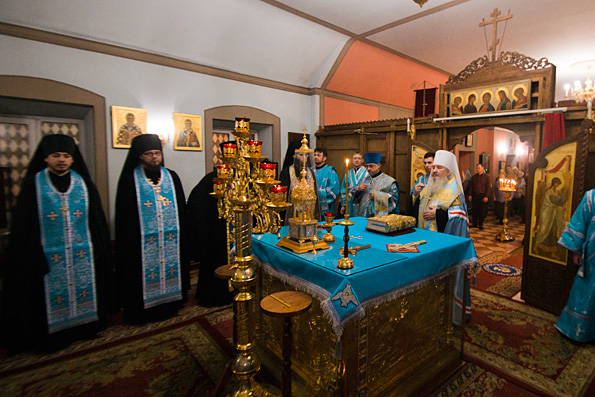 В канун праздника Введения Богородицы во храм митрополит Феофан возглавил богослужение в Кизическом монастыре