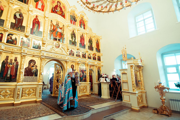 В канун Недели 5-й Великого поста митрополит Феофан совершил всенощное бдение в Духосошественском храме Казани