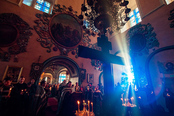 Утреню с чтением двенадцати Страстных Евангелий возглавил митрополит Феофан в канун Великого Пятка