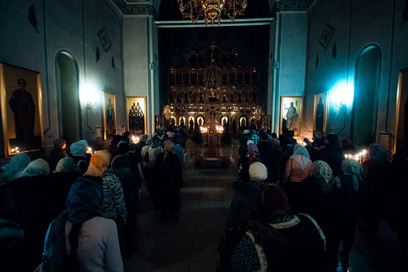 Почему «захожане» покидают храм за час до конца службы