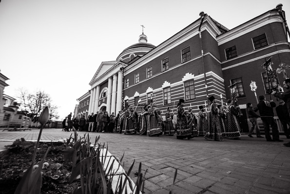 Митрополит Феофан возглавил утреню с чином погребения Плащаницы в Крестовоздвиженском соборе