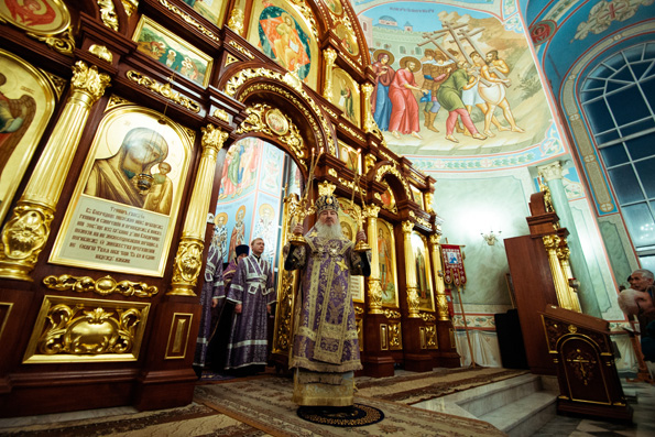 В канун Недели Крестопоклонной митрополит Феофан совершил всенощное бдение в храме прп. Серафима в Набережных Челнах