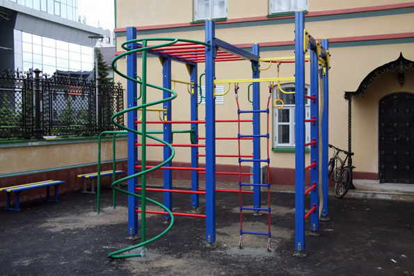 На территории Духосошественского храма появилась детская спортивная площадка