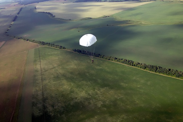 Военный священник совершил парашютный прыжок вместе с юными десантниками